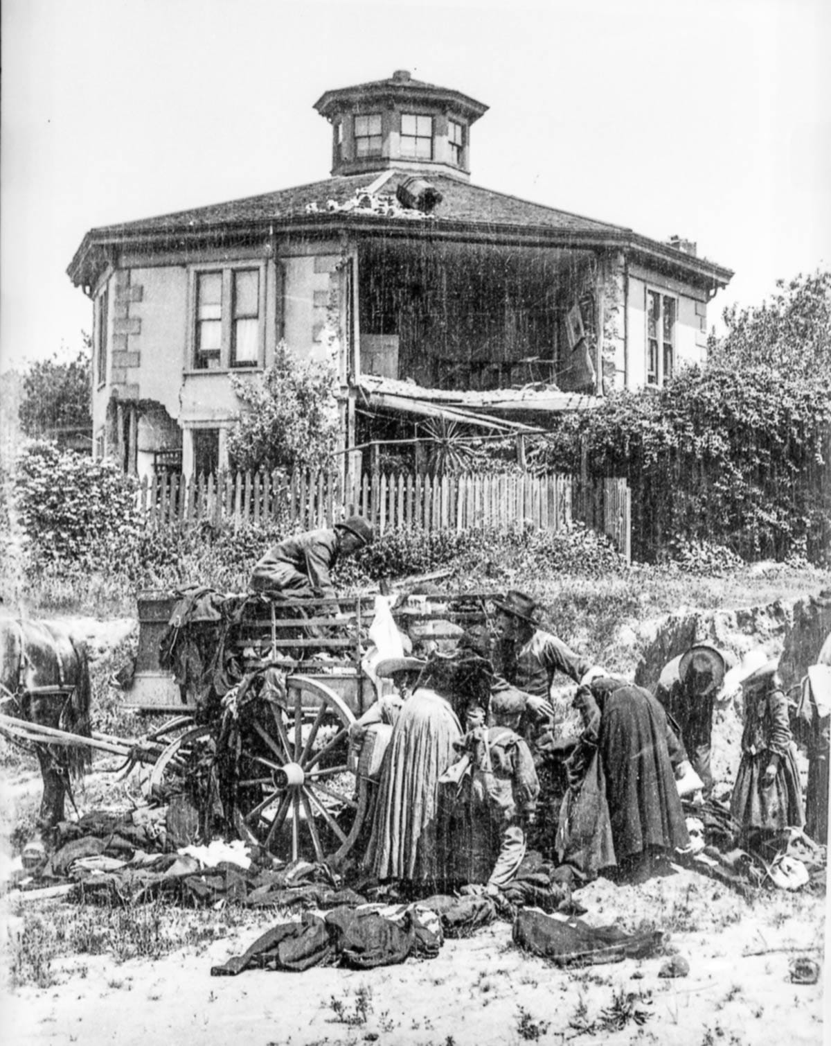Damaged McElroy octagon house after 1906 earthquake