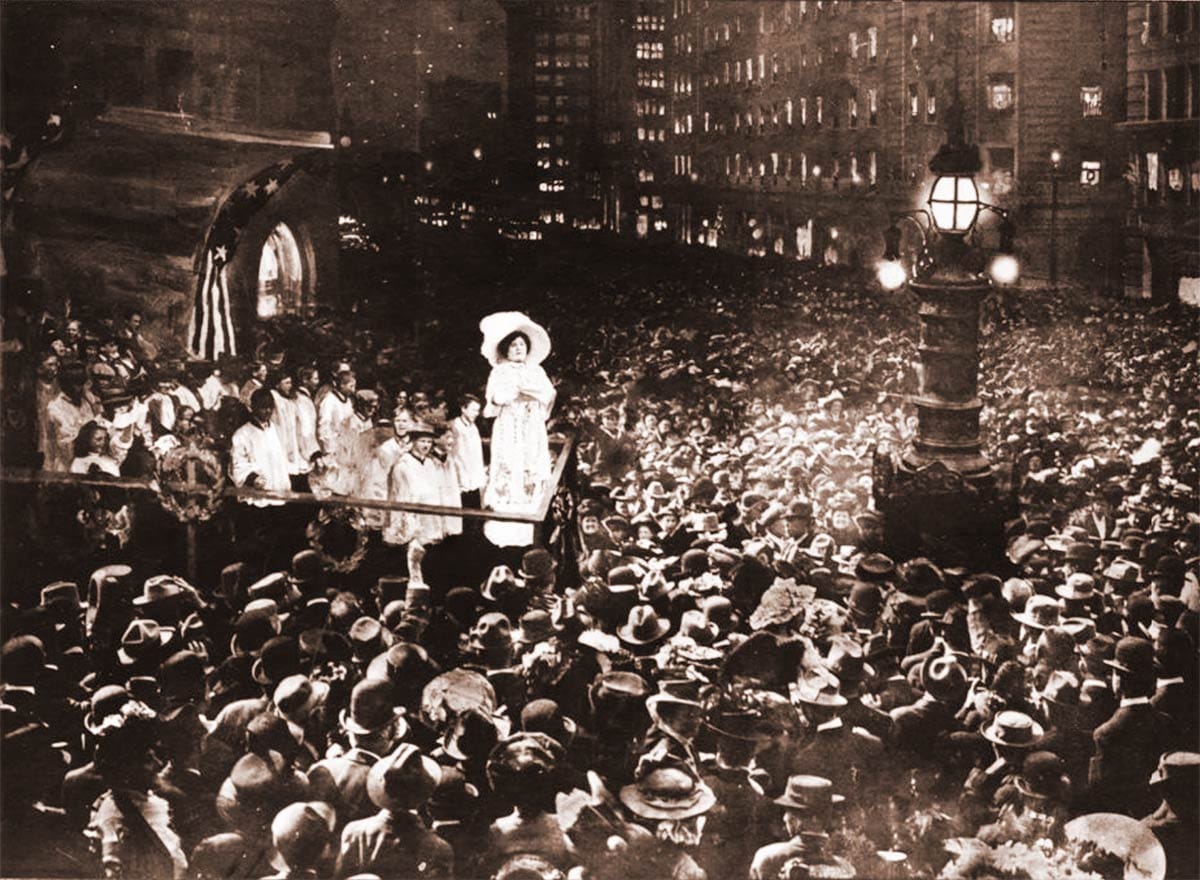 Postcard view of Tetrazzini singing Christmas Eve.