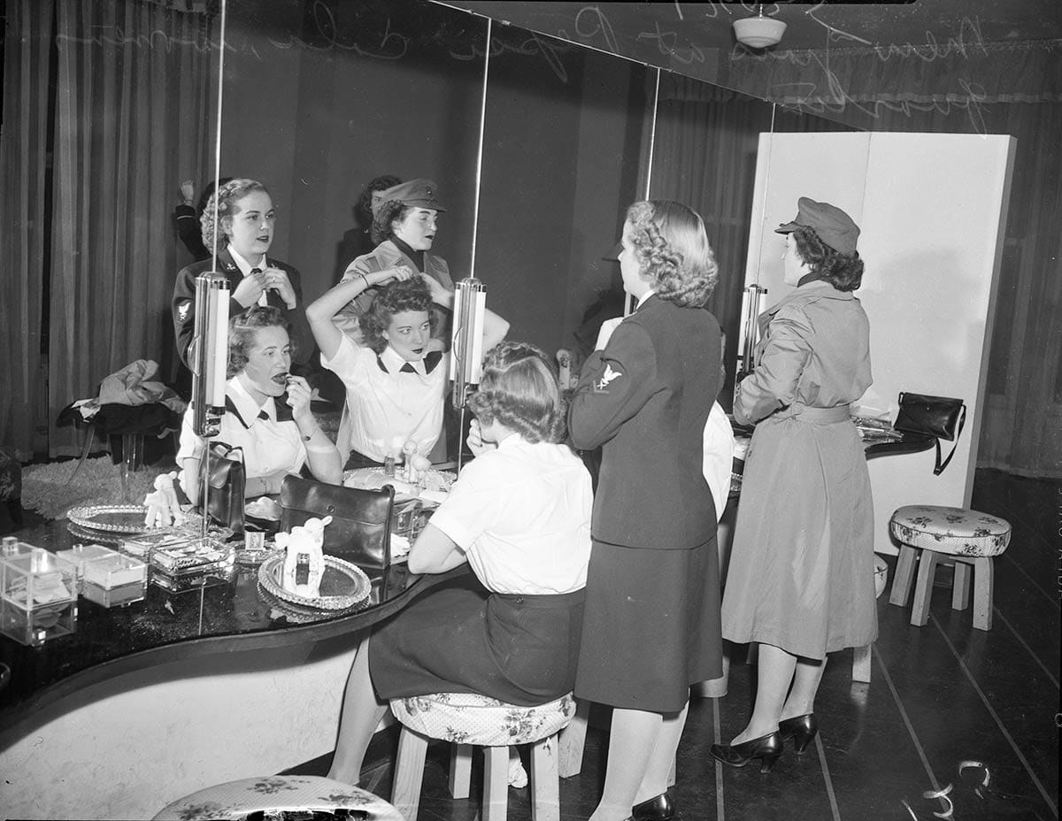 Female military personnel at the Pepsi-Cola Center in 1943.