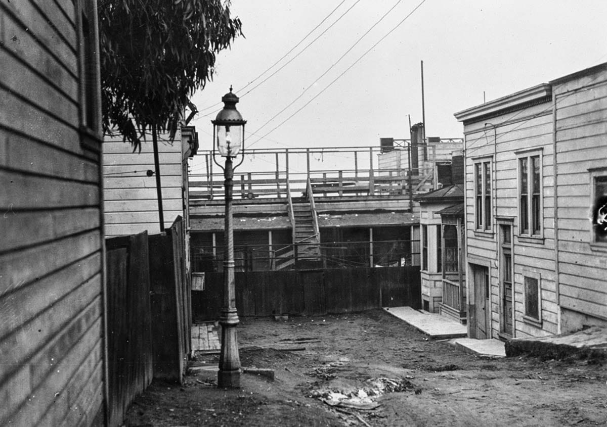 gas street lamp on Telegraph Hill